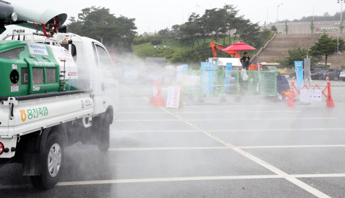 파주에서 아프리카돼지열병이 발생해 식품업계가 촉각을 곤두세우고 있다. 사진은 지난 3일 강원도 홍천에서 가상 방역 훈련을 하는 모습. <연합뉴스>
